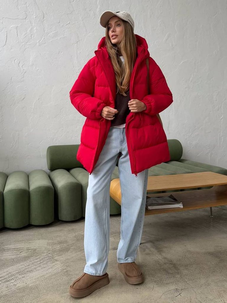 Червоний подовжений зимовий пуховик на кулісці  Червоний подовжений зимовий пуховик на кулісці