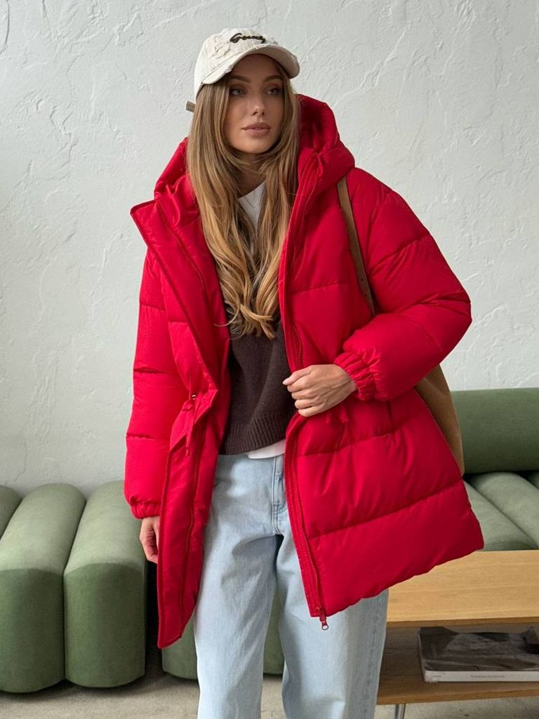 Червоний подовжений зимовий пуховик на кулісці  Червоний подовжений зимовий пуховик на кулісці