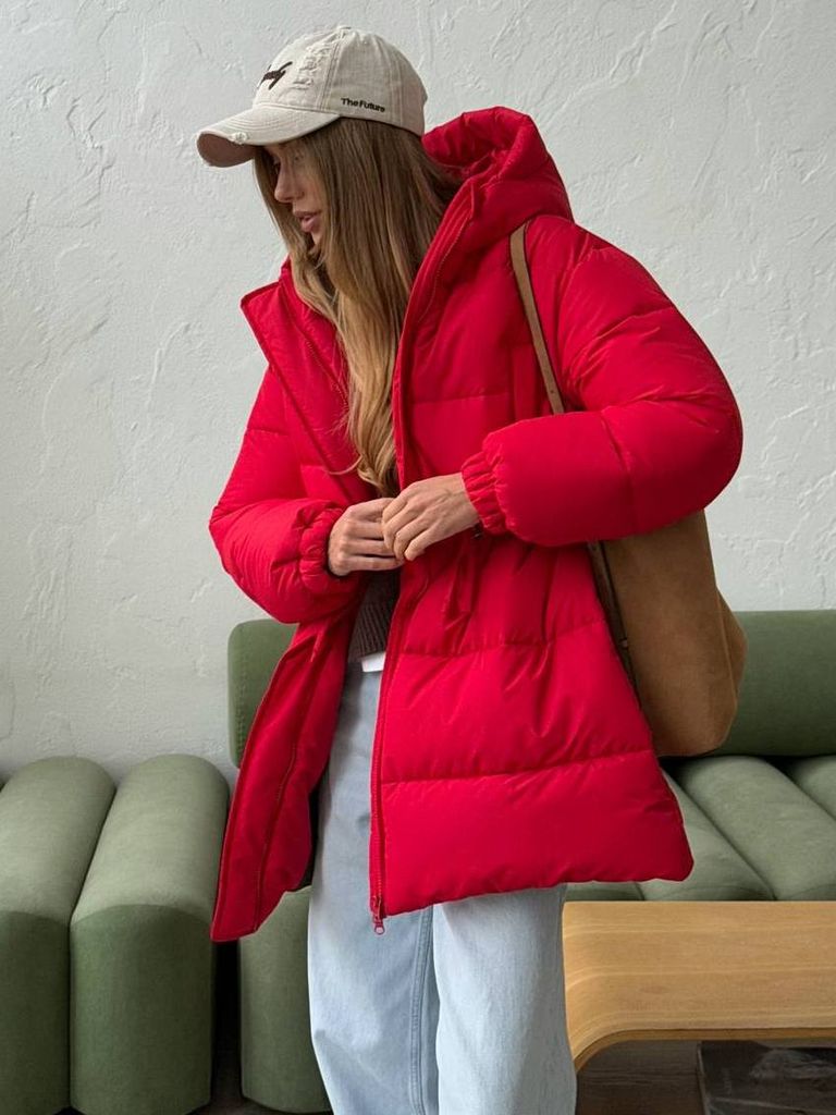 Червоний подовжений зимовий пуховик на кулісці  Червоний подовжений зимовий пуховик на кулісці