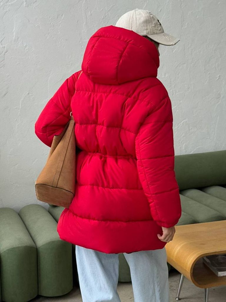 Червоний подовжений зимовий пуховик на кулісці  Червоний подовжений зимовий пуховик на кулісці