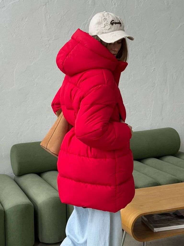 Червоний подовжений зимовий пуховик на кулісці  Червоний подовжений зимовий пуховик на кулісці
