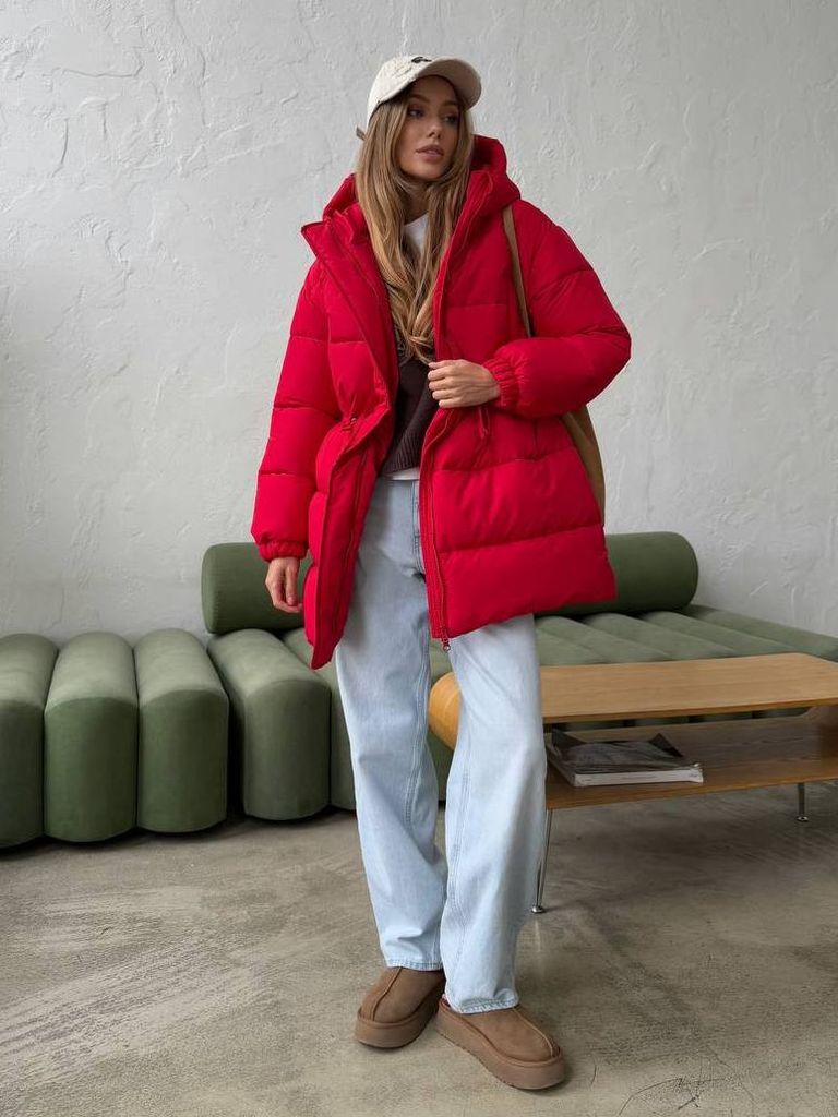 Червоний подовжений зимовий пуховик на кулісці  Червоний подовжений зимовий пуховик на кулісці