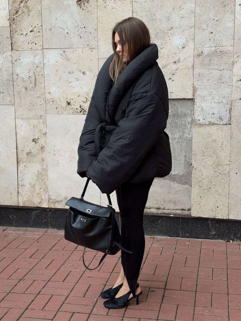 Чорний зимовий пуховик ковдра з об'ємним коміром