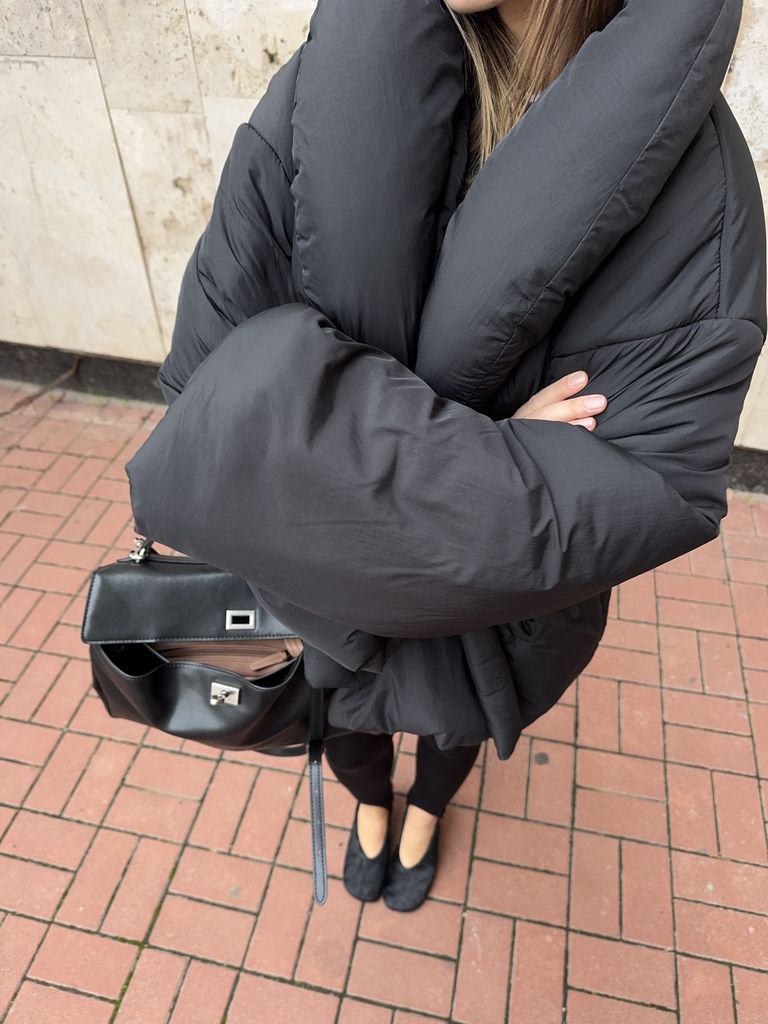 Чорний зимовий пуховик ковдра з об'ємним коміром