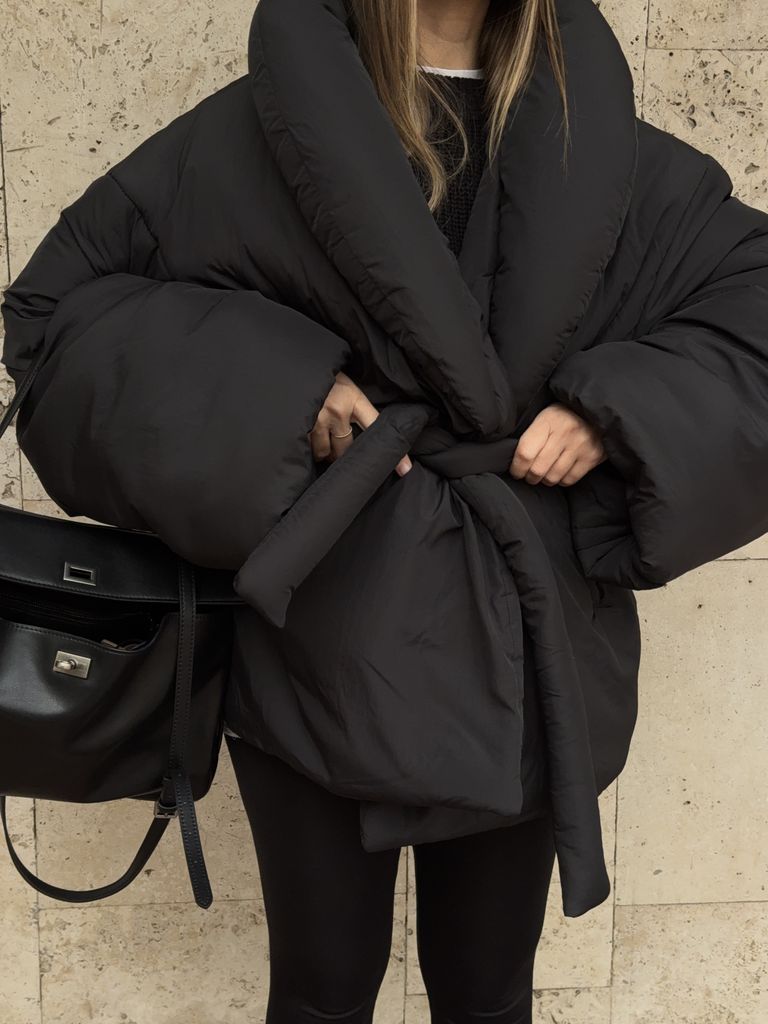 Чорний зимовий пуховик ковдра з об'ємним коміром