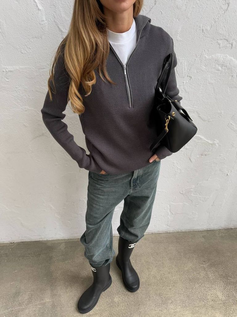 В'язаний джемпер з блискавкою на горловині