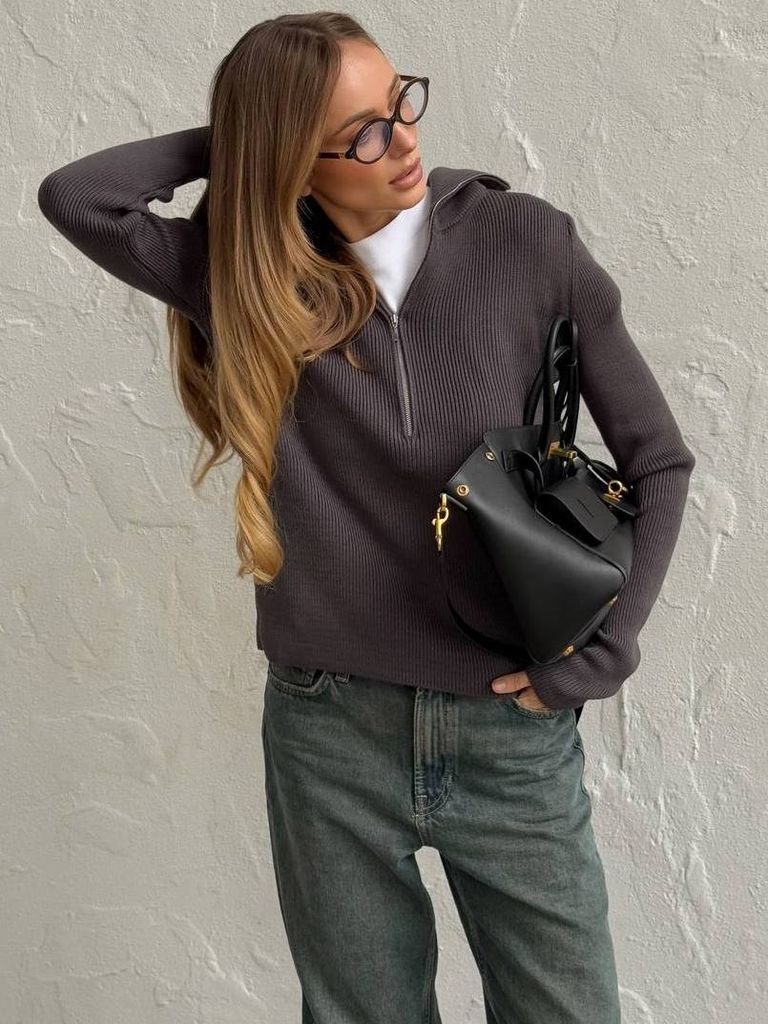 В'язаний джемпер з блискавкою на горловині