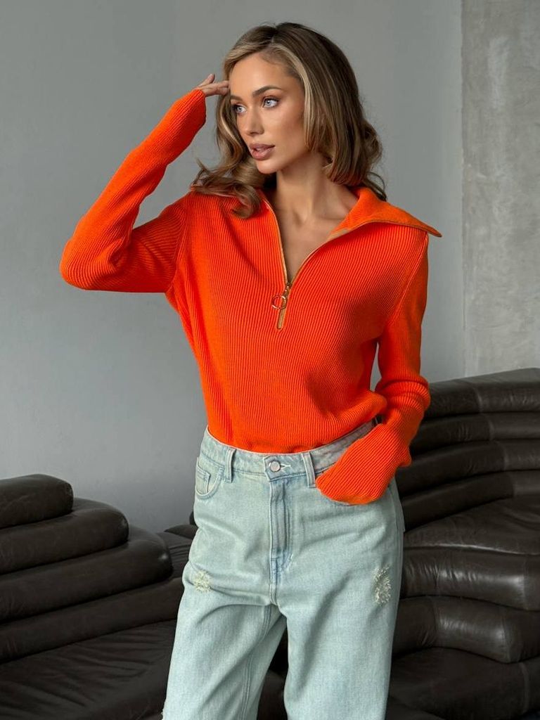 В'язаний джемпер з блискавкою на горловині