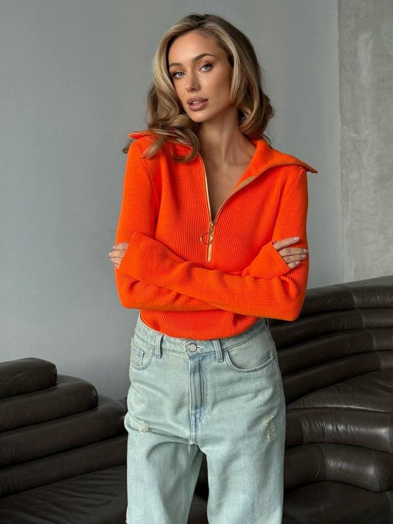 В'язаний джемпер з блискавкою на горловині