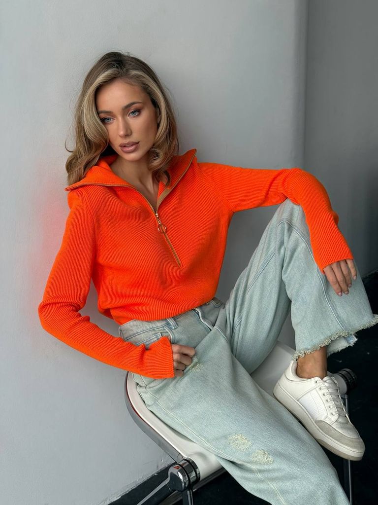 В'язаний джемпер з блискавкою на горловині