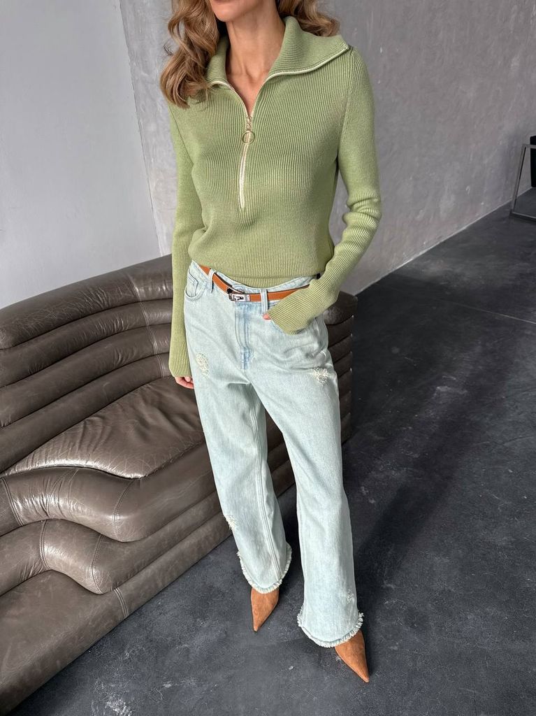 В'язаний джемпер з блискавкою на горловині