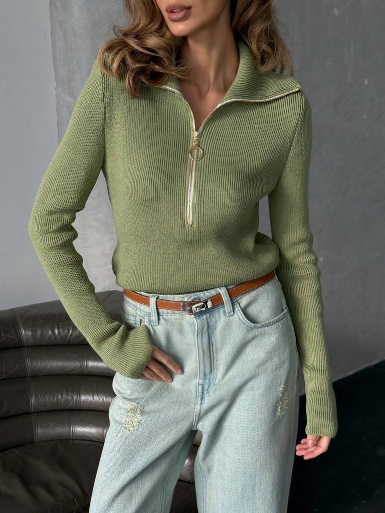 В'язаний джемпер з блискавкою на горловині