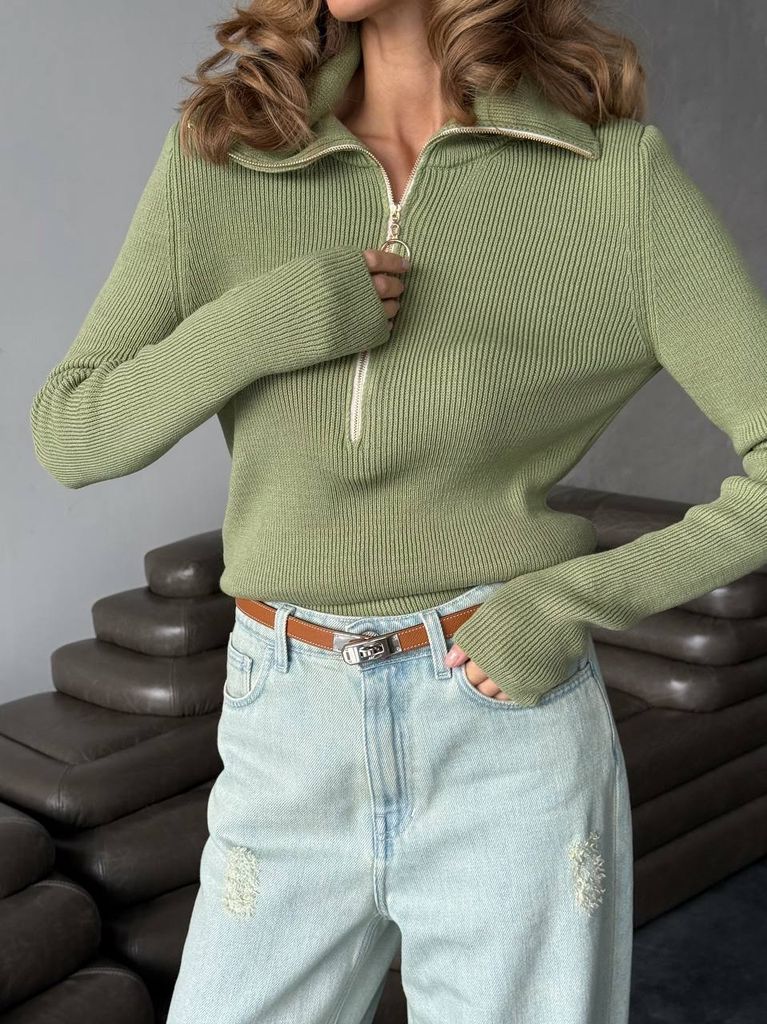 В'язаний джемпер з блискавкою на горловині