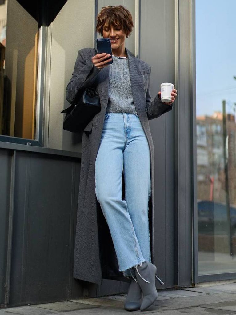 Приталене зимове довге пальто з V-подібним вирізом