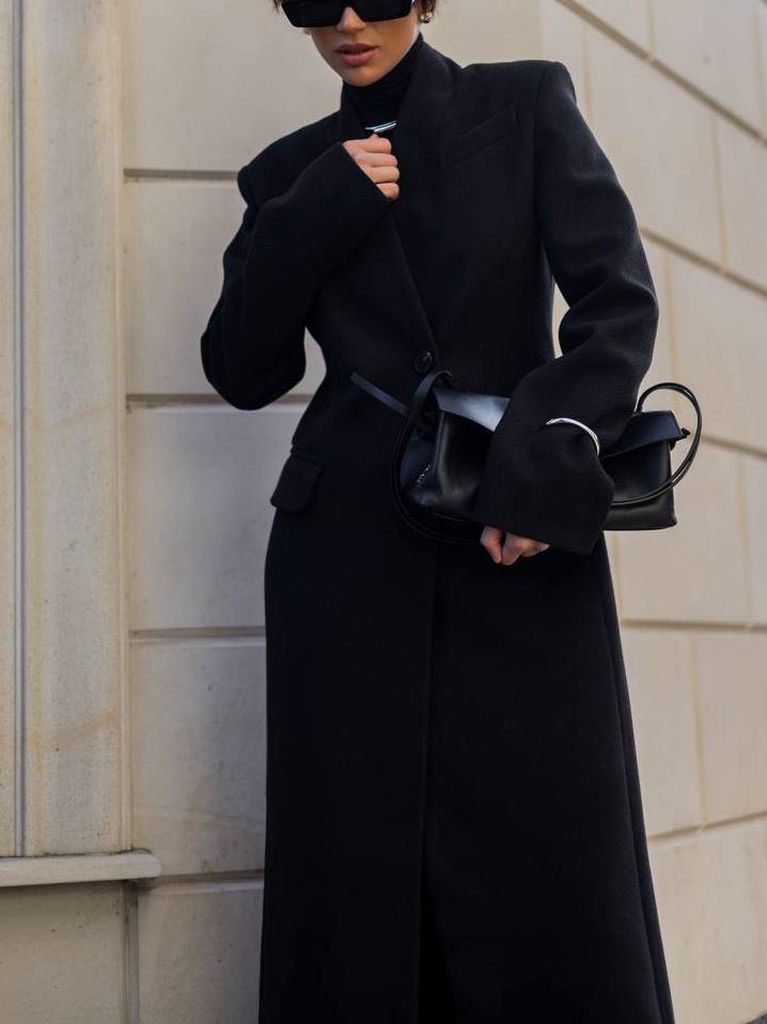 Приталене зимове довге пальто з V-подібним вирізом