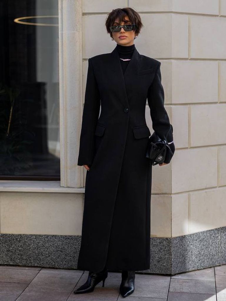 Приталене зимове довге пальто з V-подібним вирізом