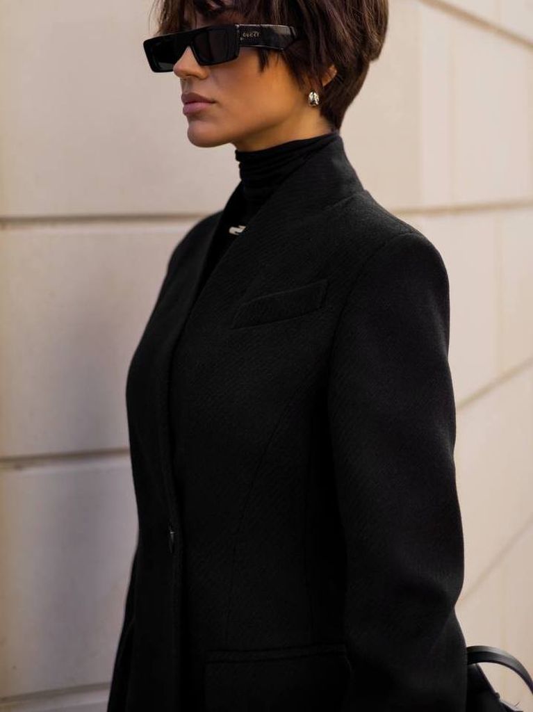 Приталене зимове довге пальто з V-подібним вирізом