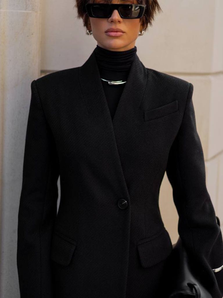 Приталене зимове довге пальто з V-подібним вирізом