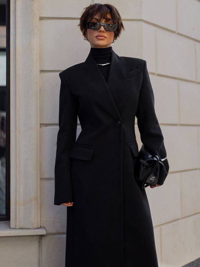 Приталене зимове довге пальто з V-подібним вирізом