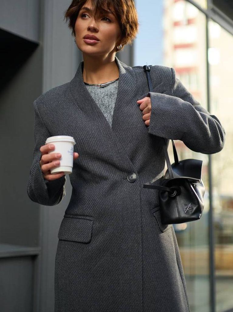 Приталене зимове довге пальто з V-подібним вирізом