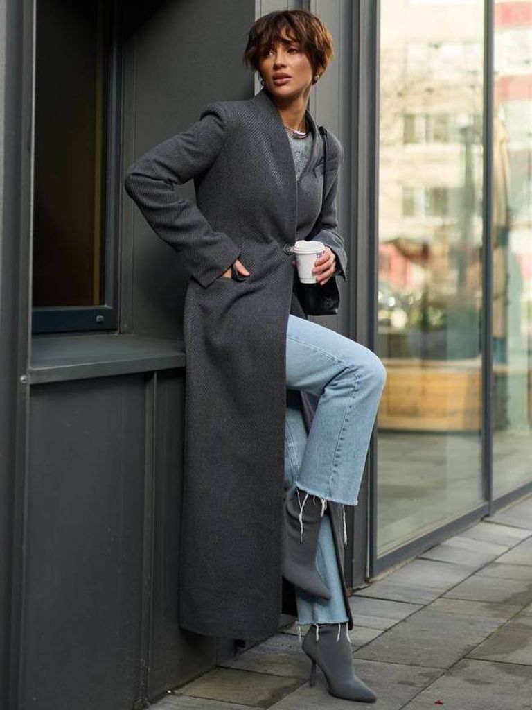 Приталене зимове довге пальто з V-подібним вирізом