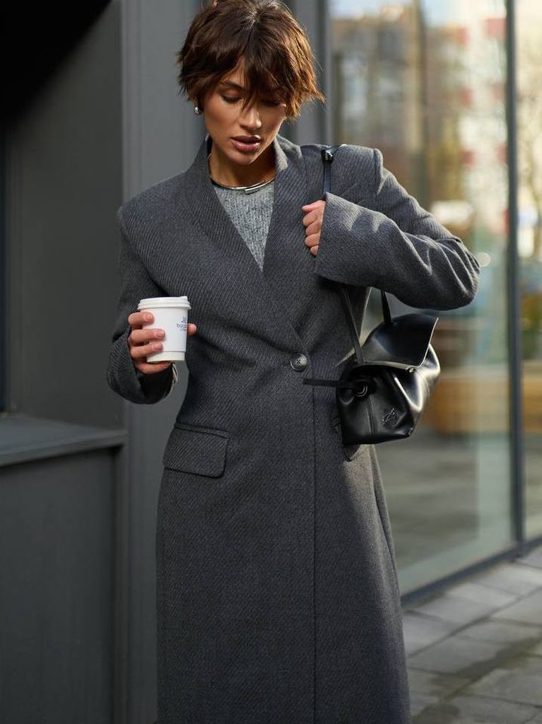 Приталене зимове довге пальто з V-подібним вирізом