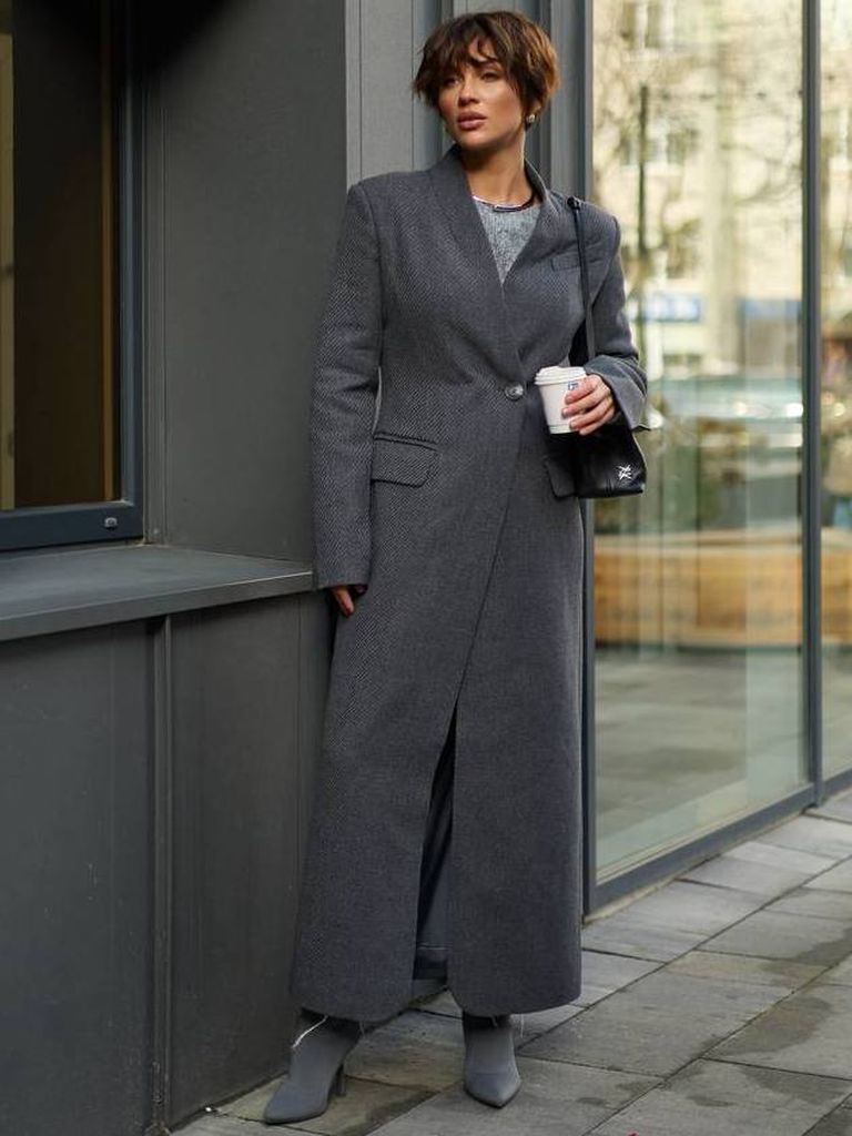 Приталене зимове довге пальто з V-подібним вирізом