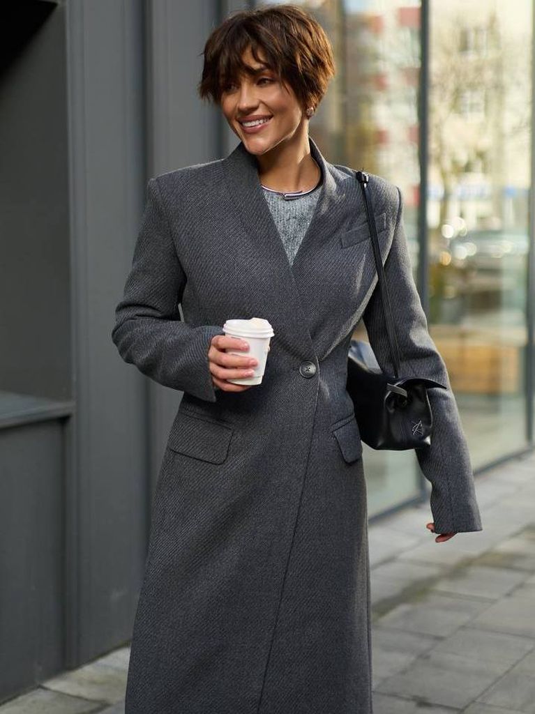 Приталене зимове довге пальто з V-подібним вирізом