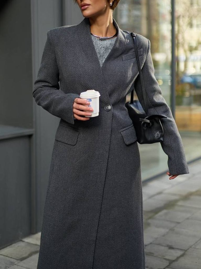 Приталене зимове довге пальто з V-подібним вирізом