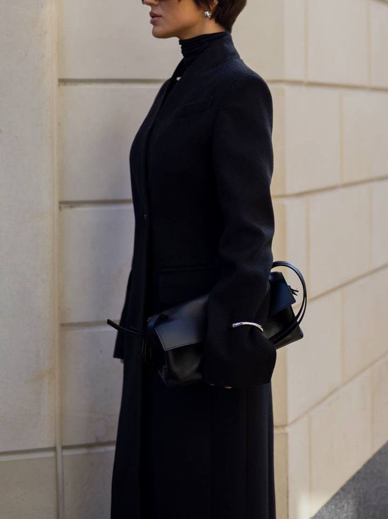 Приталене зимове довге пальто з V-подібним вирізом