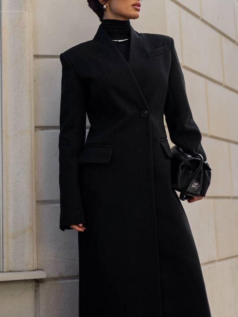 Приталене зимове довге пальто з V-подібним вирізом