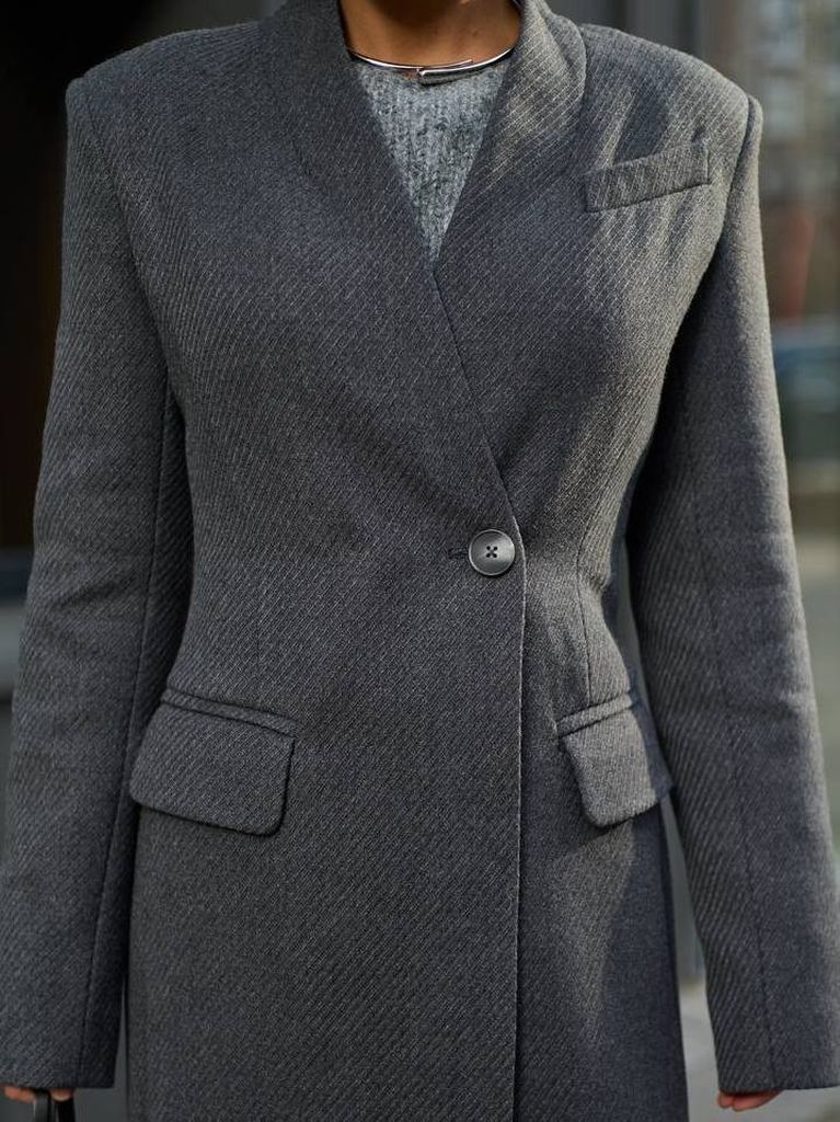 Приталене зимове довге пальто з V-подібним вирізом