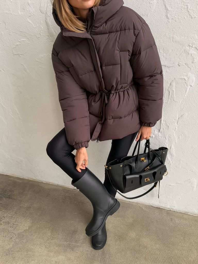 Шоколадна зимова куртка з куліскою на талії 