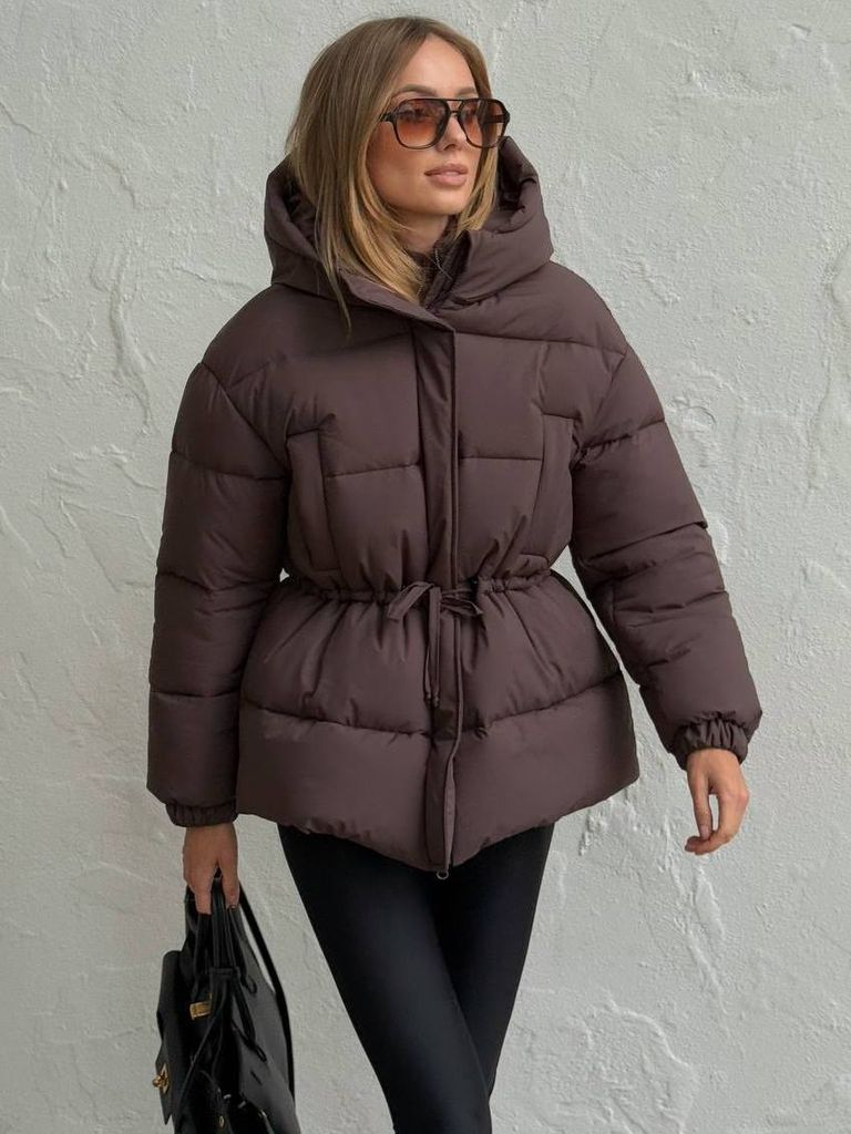 Шоколадна зимова куртка з куліскою на талії 