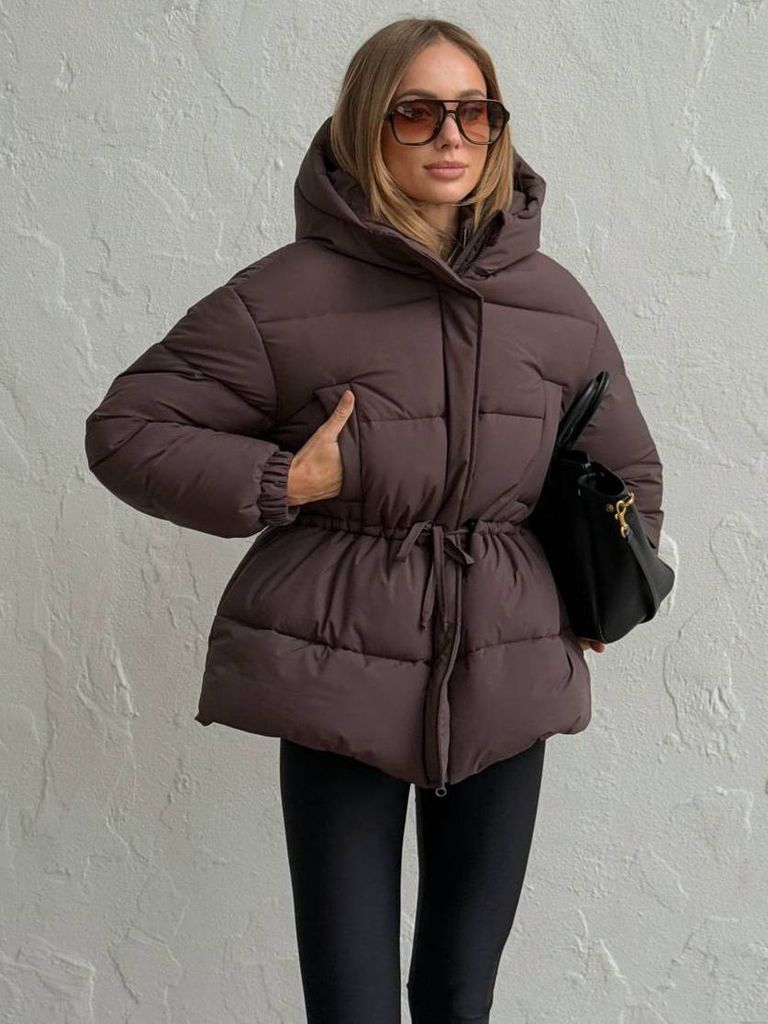 Шоколадна зимова куртка з куліскою на талії 