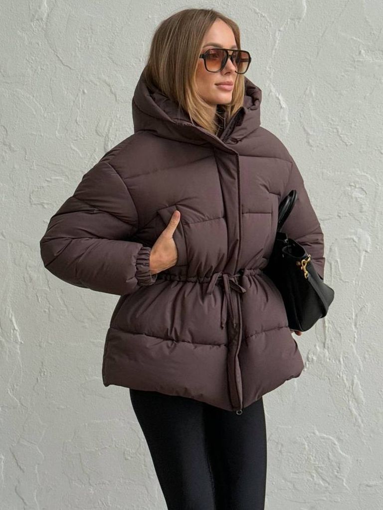 Шоколадна зимова куртка з куліскою на талії 