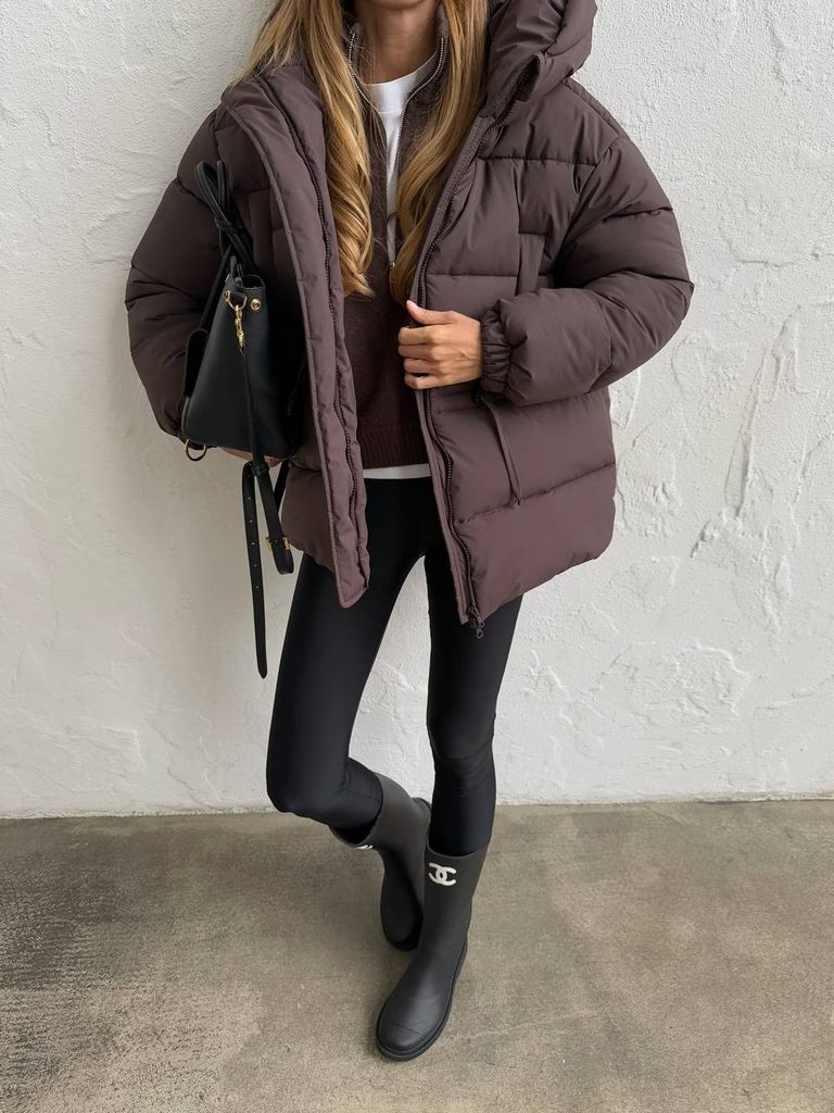 Шоколадна зимова куртка з куліскою на талії 