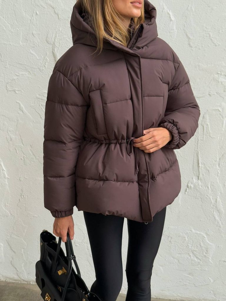 Шоколадна зимова куртка з куліскою на талії 