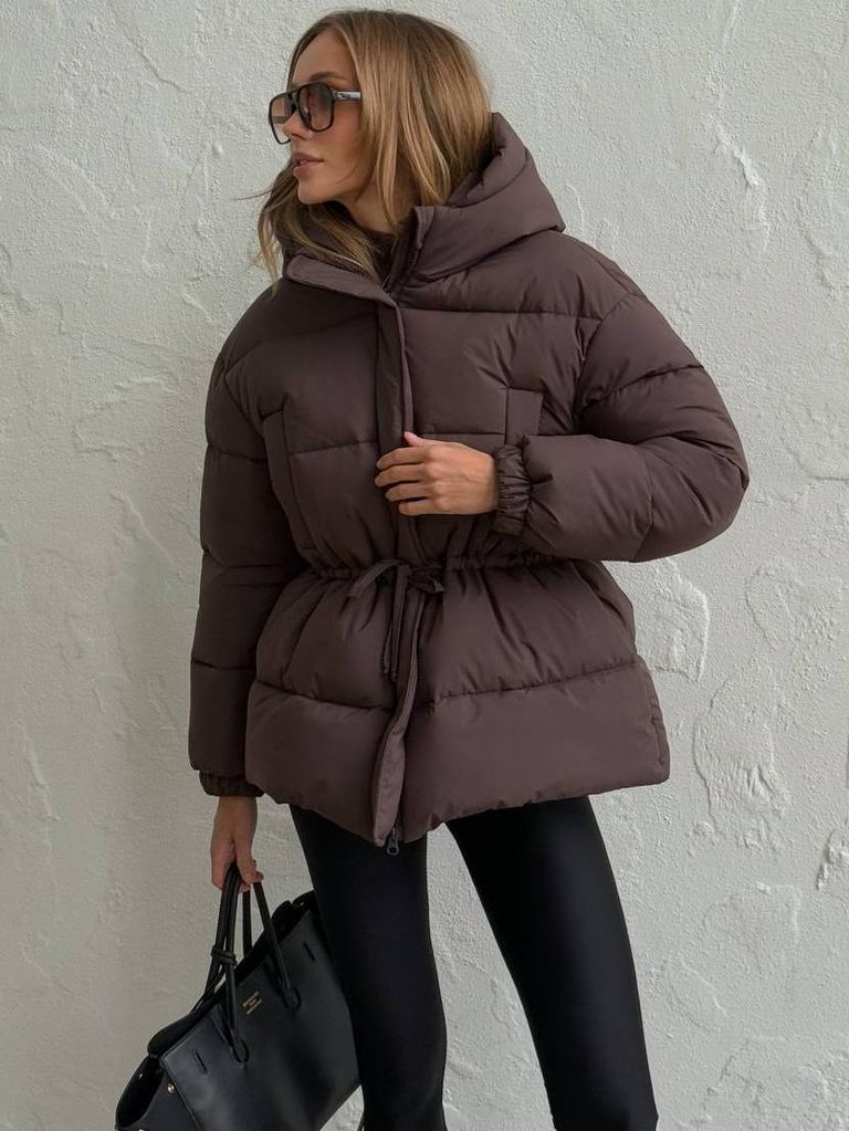 Шоколадна зимова куртка з куліскою на талії 
