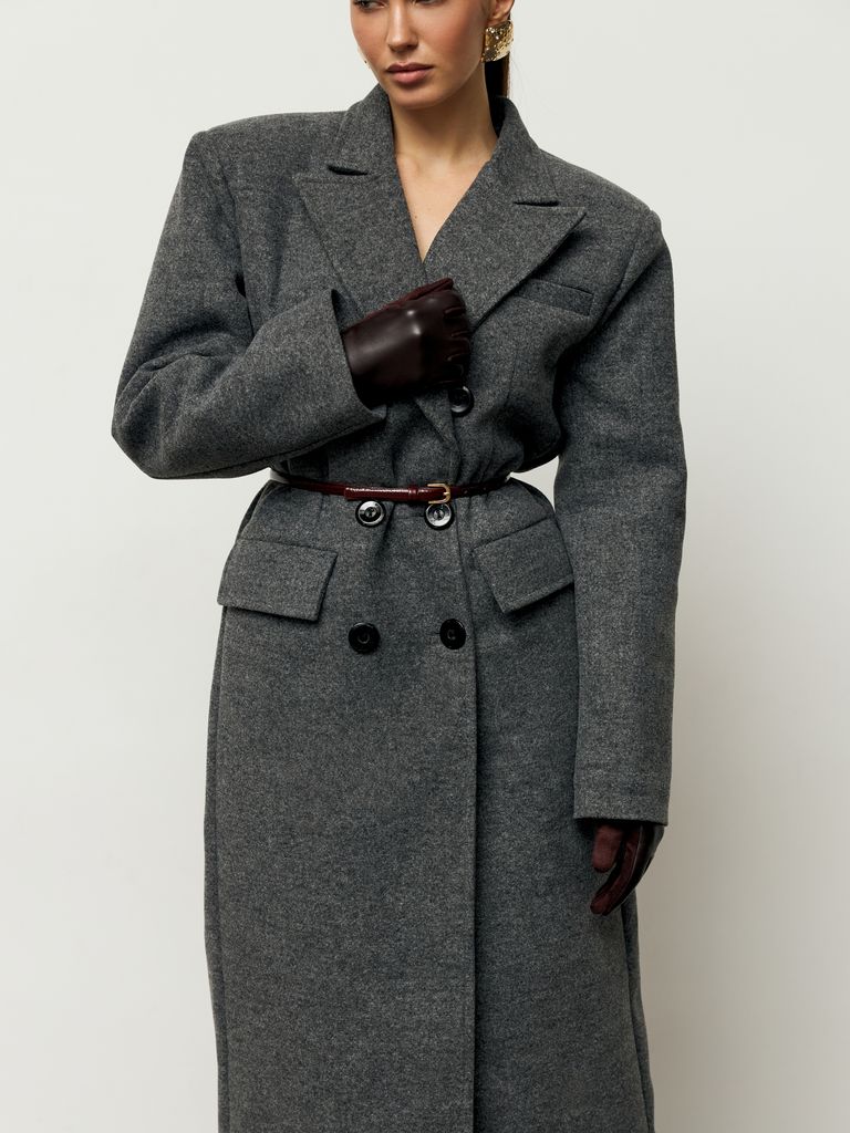 Сіре довге зимове пальто з акцентними плечима