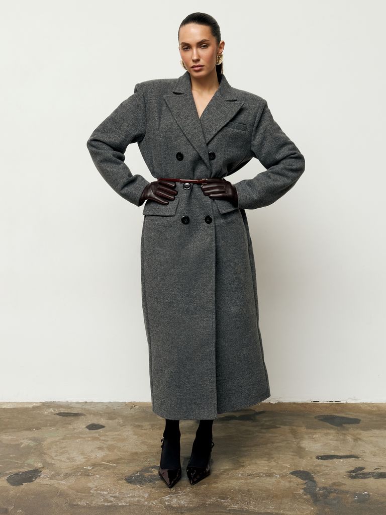 Сіре довге зимове пальто з акцентними плечима