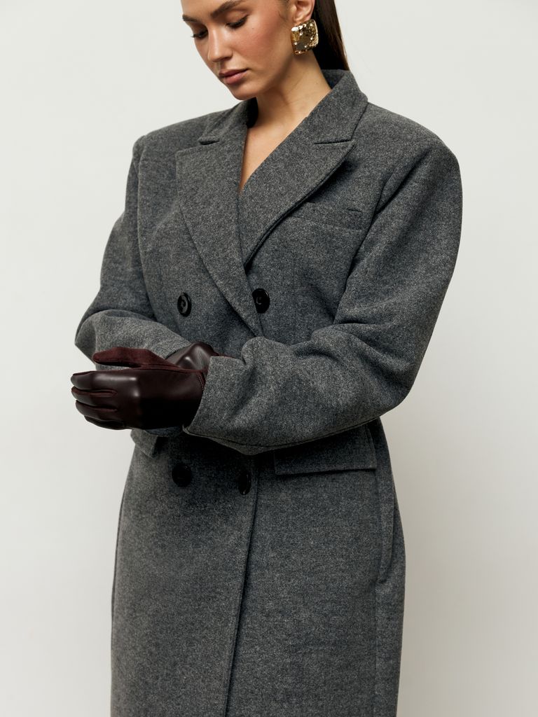Сіре довге зимове пальто з акцентними плечима