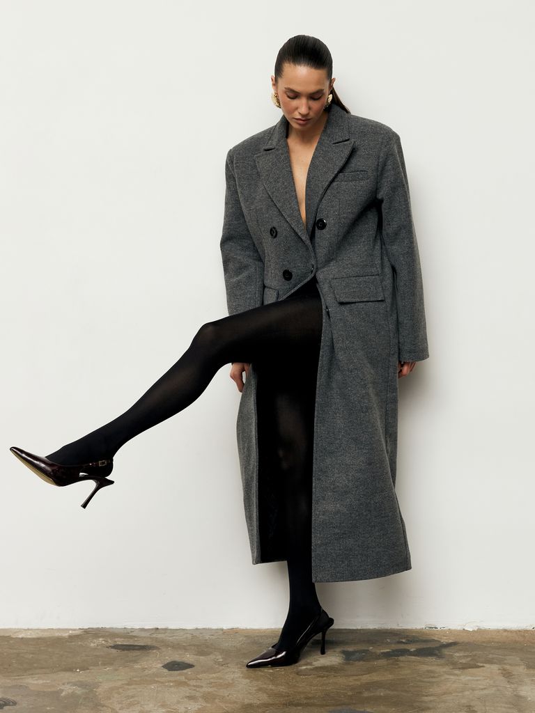 Сіре довге зимове пальто з акцентними плечима