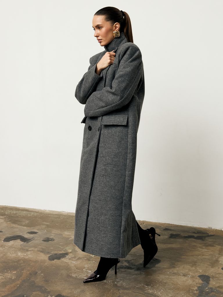 Сіре довге зимове пальто з акцентними плечима