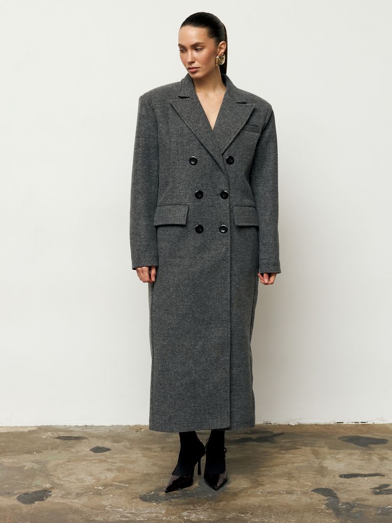 Сіре довге зимове пальто з акцентними плечима