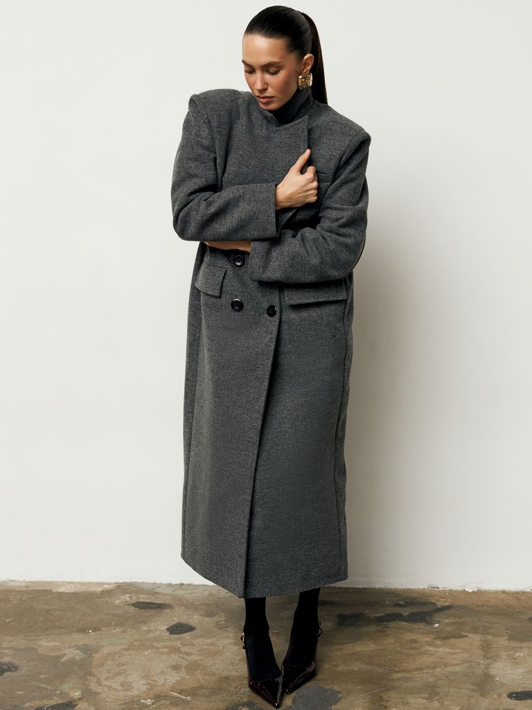 Сіре довге зимове пальто з акцентними плечима