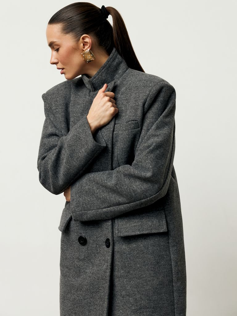 Сіре довге зимове пальто з акцентними плечима