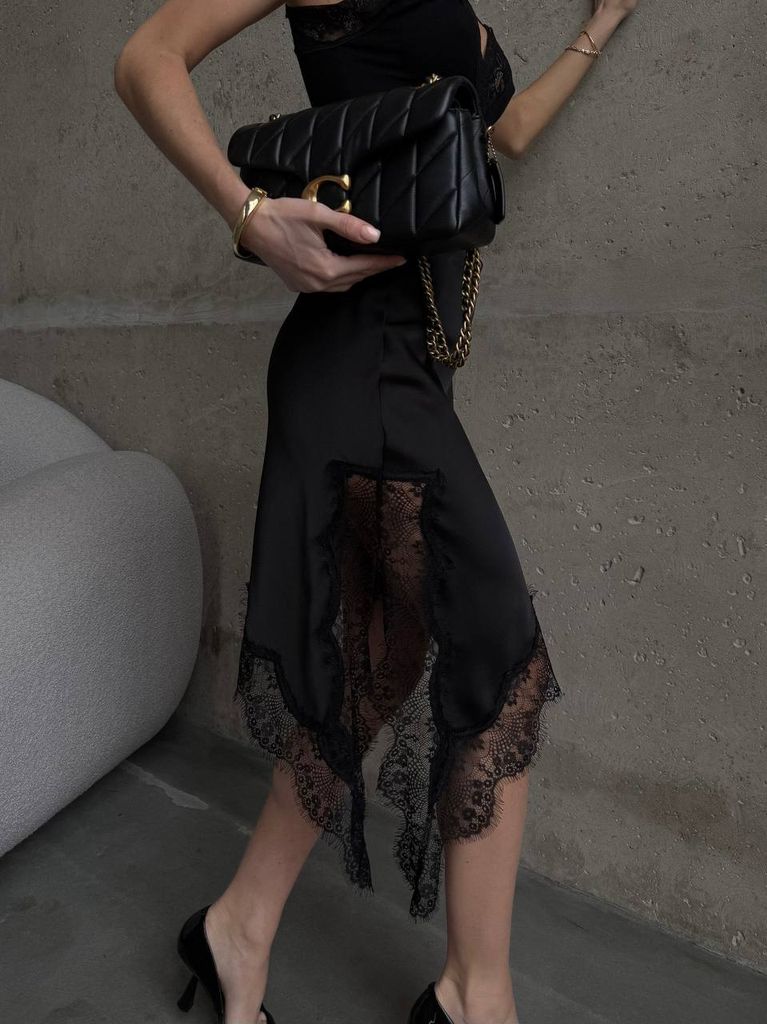 Асиметрична сатинова спідниця з мереживом знизу