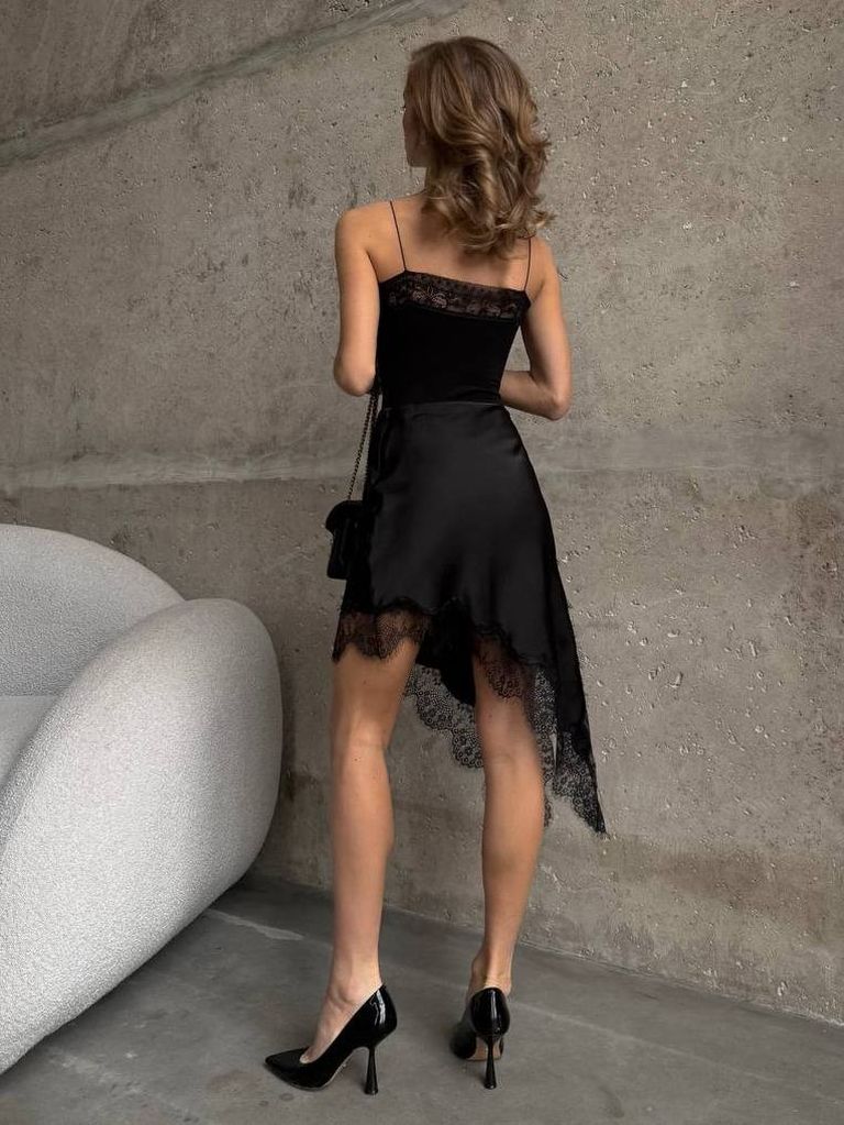 Асиметрична сатинова спідниця з мереживом знизу