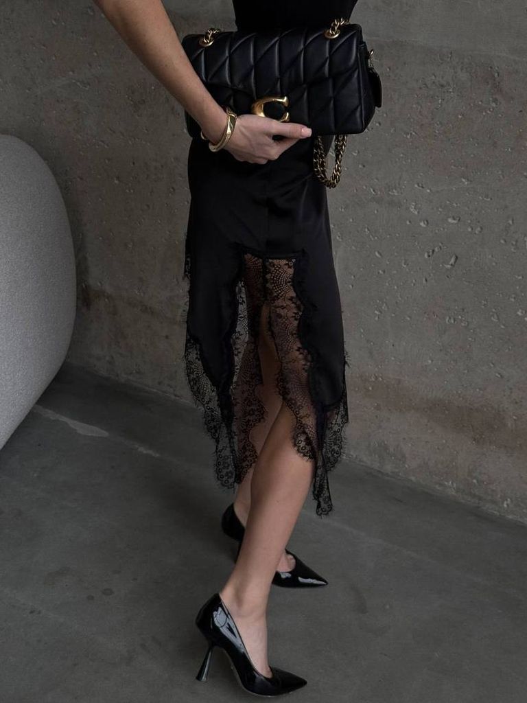 Асиметрична сатинова спідниця з мереживом знизу